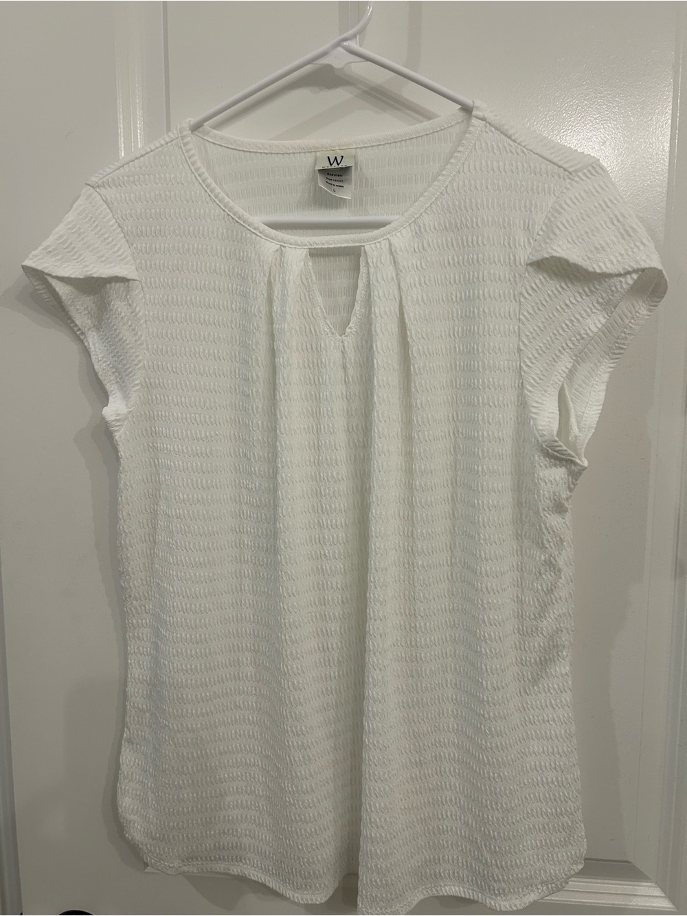 Wrapper White Textured Keyhole Cap-Sleeve Blouse